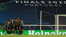 Fotbalisté Lyonu se radují z postupu do semifinále Ligy mistr pes Manchester...