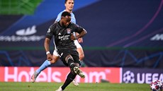 Moussa Dembélé z Lyonu stílí rozhodující gól ve tvrtfinále Ligy mistr proti...