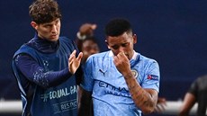 Zklamání Gabriela Jesuse (vpravo) z Manchesteru City po vyazení ve tvrtfinále...