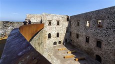 Oprava torza renesan�ního paláce hradu Helf�týna trvala t�i roky a stála p�es devadesát milion� korun. Zahrnovala statické zaji�t�ní objektu, opravu fasády, zast�e�ení pískovým sklem �i vybudování nových náv�t�vnických tras.