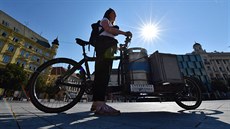 Barmanka Kateina Kristová vozí zásoby do centra Brna na nákladním kole.
