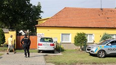 K domu v úterý ráno dorazili i dva psovodi se speciáln� vycvi�enými psy...