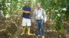 Josef Fric (vpravo) s produk�ním filmové spole�nosti p�i natá�ení dokumentu o...