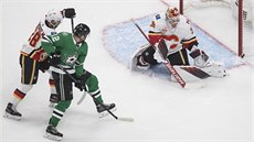 Radek Faksa z Dallasu se natlail do ance, branká Calgary Cam Talbot byl...