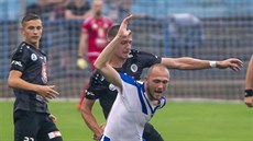 Hradecký útočník Daniel Vašulín (v černém) vstřelil v pohárovém zápase v...