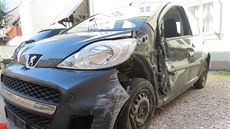 Nabourané auto po ílené jízd v centru Vrchlabí (17.8.2020).
