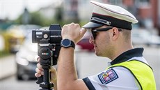 Policisté měří rychlost projíždějících řidičů v rámci celoevropské dopravně...