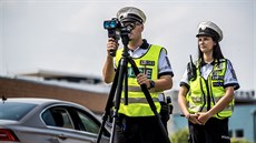 Policisté měří rychlost projíždějících řidičů v rámci celoevropské dopravně...