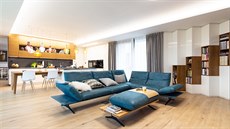 Velký obytný prostor má jako dominantu velkou rohovou pohovku.