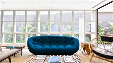 V obývacím pokoji je sedací nábytek francouzského výrobce Ligne Roset – pohovka...