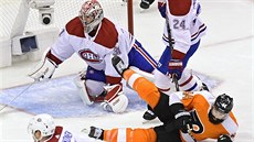 Branká� Montrealu Carey Price zasahuje v zápase proti Philadelphii.