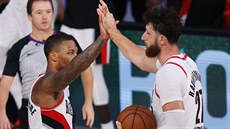 Damian Lillard (vlevo) a Jusuf Nurkic z Portlandu se radují z vítzství nad...