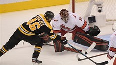 David Krej�í z Bostonu p�ekonává branká�e Petra Mrázka z Caroliny.