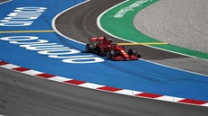 Charles Leclerc z Ferrari v kvalifikaci Velké ceny panlska F1.