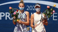 Kristýna Plíková (vlevo) a Lucie Hradecká pro triumfu ve tyhe na turnaji...