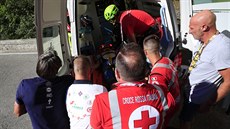 Belgický cyklista Remco Evenepoel je transportován krátce po tkém pádu v...