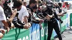 Lewis Hamilton se leny týmu Mercedes po triumfu ve Velké cen panlska F1.