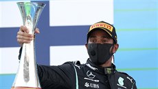Lewis Hamilton z Mercedesu s trofejí pro vítze Velké ceny panlska F1.