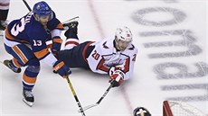 Lars Eller (le�ící) z Washingtonu padá po st�etu s bránícím Mathewem Barzalem z...