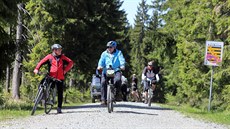 Cyklisté na hranici Jelení - Wildenthal v Kruných horách.