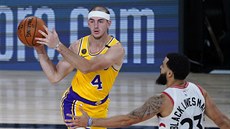 Alex Caruso (4) z LA Lakers pihrává v zápase s Torontem, brání ho Fred...