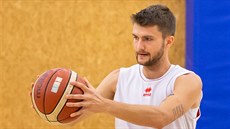 Luká Broek na tréninku hradeckých basketbalist