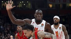 Michael Ojo (v bílém) na archivním snímku v dresu Crvené zvezdy Blehrad brání...