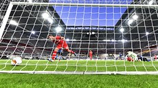 Romelu Lukaku z Interu Milán pekonává obranu Leverkusenu.