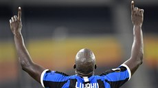 Romelu Lukaku z Interu Milán oslavuje svou trefu.