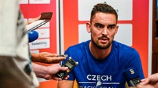 Tomá Satoranský hovoí s novinái ped vyhláením basketbalisty roku.