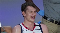 Moritz Wagner z Washingtonu se smje, vyprovokoval Janise Adetokunba z...