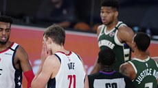 Moritz Wagner (21) z Washingtonu se drí za obliej po úderu Janise Adetokunba...