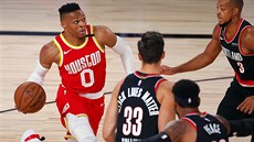 Russell Westbrook (vlevo) z Houstonu útoí na ko Portlandu.