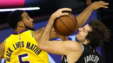 Talen Horton-Tucker (vlevo) z LA Lakers vyrá�í mí� Nemanjovi Bjelicovi ze...