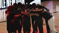 Basketbalisté Houston Rockets se hecují na zápas.