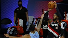 Carmelo Anthony (00) z Portlandu stílí na ko Memphisu pes Brandona Clarka.