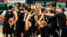 Účastníci basketbalového kempu Tomáše Satoranského na Folimance