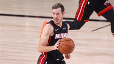 Goran Dragi rozehrává akci Miami Heat  proti Indiana Pacers.