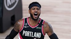 Carmelo Anthony z Portlandu slaví bhem zápasu s Los Angeles Lakers.