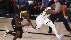 Donovan Mitchell (vpravo) z Utahu pihrává do protiútoku kolem Torreyho Craiga...