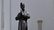 Socha Martina Stedy stojí ped jezuitským kostelem, kde psobil. Zárove má...