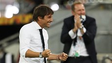 Antonio Conte, trenér fotbalistů Interu Milán, oslavuje postup do finále...