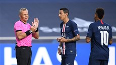 JÁ TO VID�L, NEYMARE. Sudí Bjorn Kuipers ukazuje Neymarovi, �e gól Pa�í�e v...