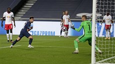Paíský bek Juan Bernat dává tetí gól svého týmu v semifinále Ligy mistr s...