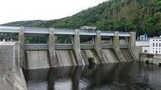 Hráz VD tchovice je z betonu, obloená ulovými kameny