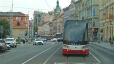 Kolona tramvají na �tefánikov� ulici, t�sn� za zastávkou Arbesovo nám�stí. (17....
