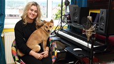 Nejvíce �asu tráví Elis ve svém domácím studiu. Písn� skládá nejen pro sebe,...