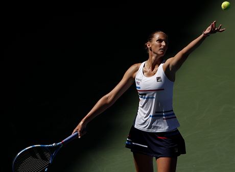 Karolína Plíková podává ve tetím kole US Open.