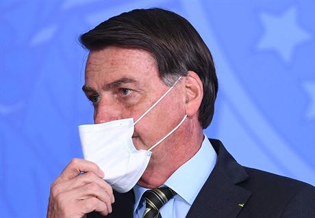 Brazilský prezident Jair Bolsonaro s roukou proti koronaviru na akci Brazílie...