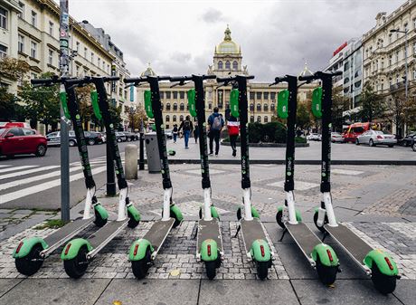 Sdílené kolobky spolenosti Lime v Praze na Václavském námstí